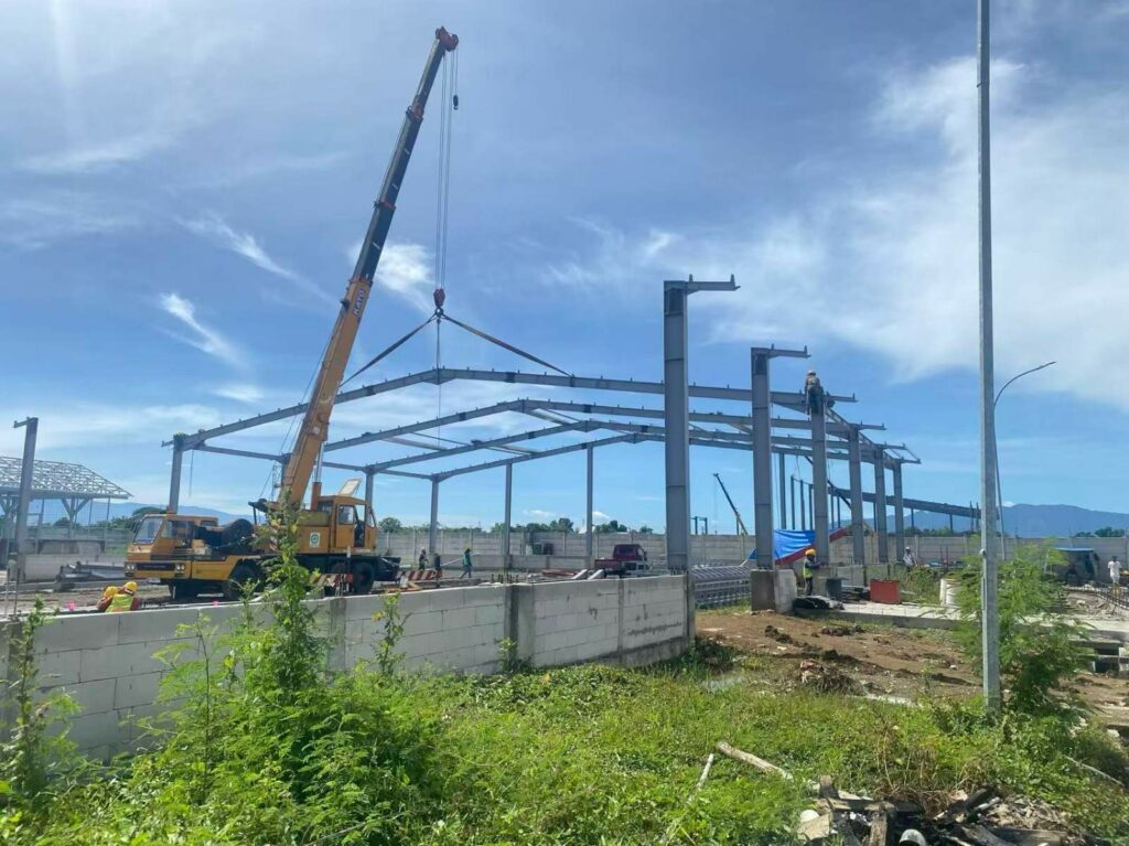 Ridicarea și montajul structurii metalice a unei hale industriale cu ajutorul unei macarale