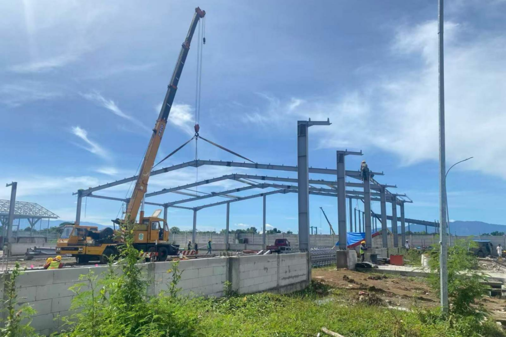 Montajul structurii metalice a unei hale demontabile cu ajutorul unei macarale