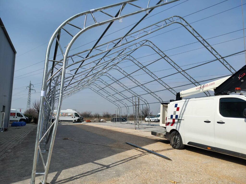 Structură metalică tubulară galvanizată a unei hale demontabile, în curs de montaj